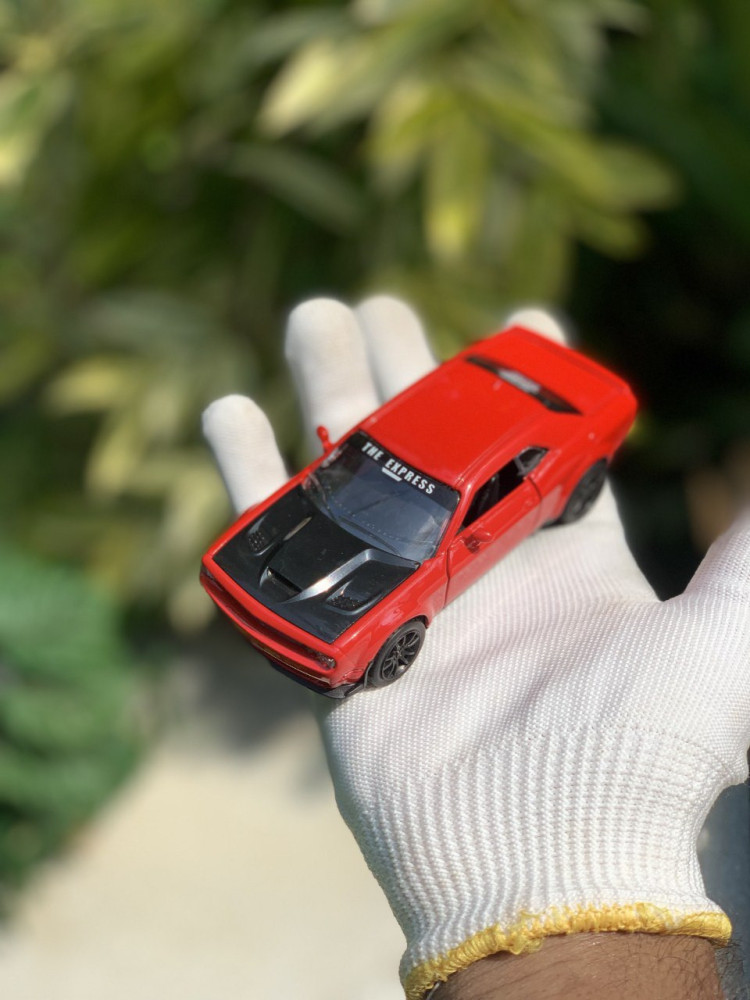 Bring home the power of American muscle with this 1:36 Scale Dodge Challenger miniature