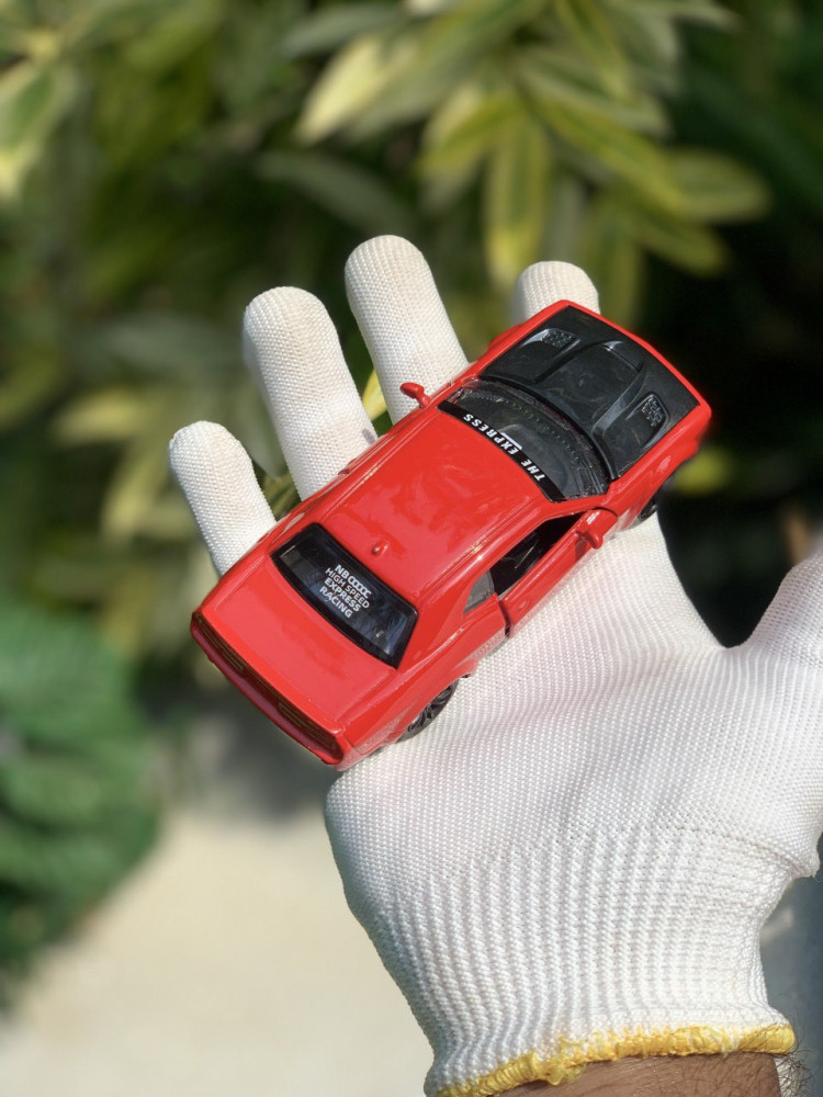 Bring home the power of American muscle with this 1:36 Scale Dodge Challenger miniature