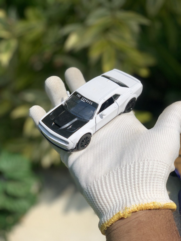 Bring home the power of American muscle with this 1:36 Scale Dodge Challenger miniature