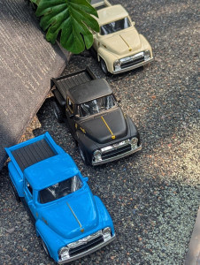 Cruise in retro style with this diecast Ford F100