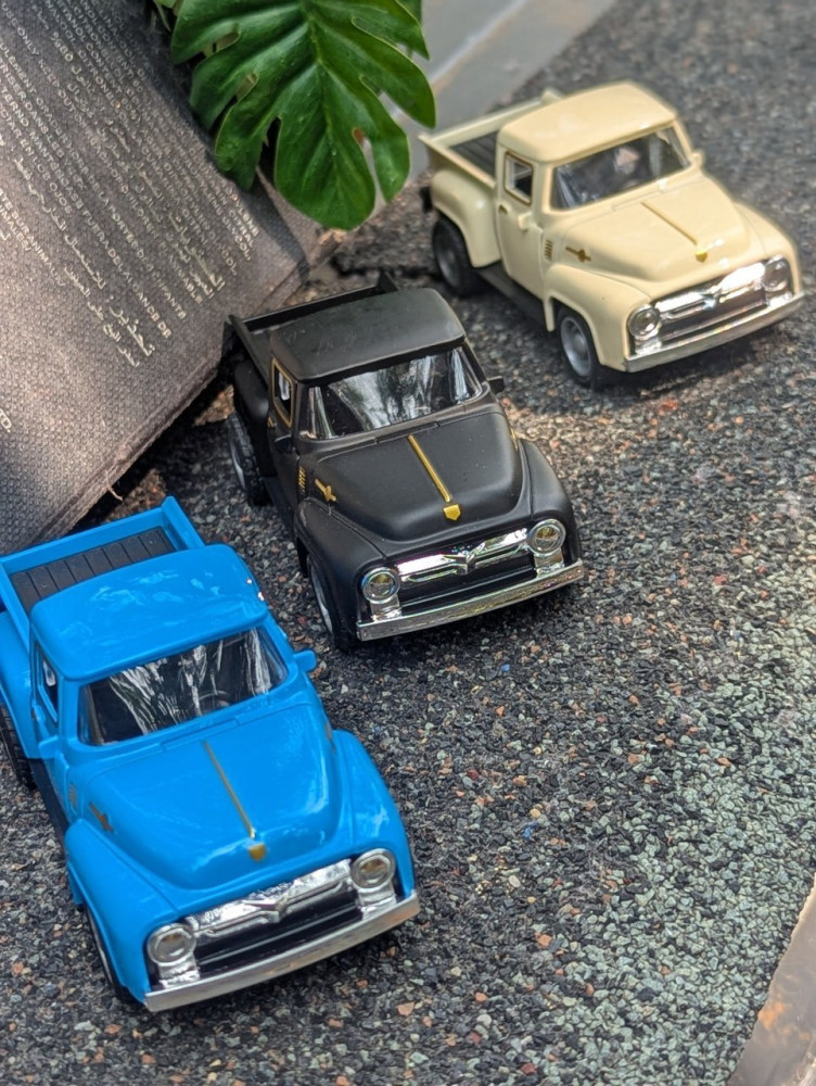 Cruise in retro style with this diecast Ford F100