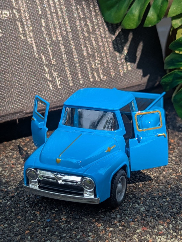 Cruise in retro style with this diecast Ford F100