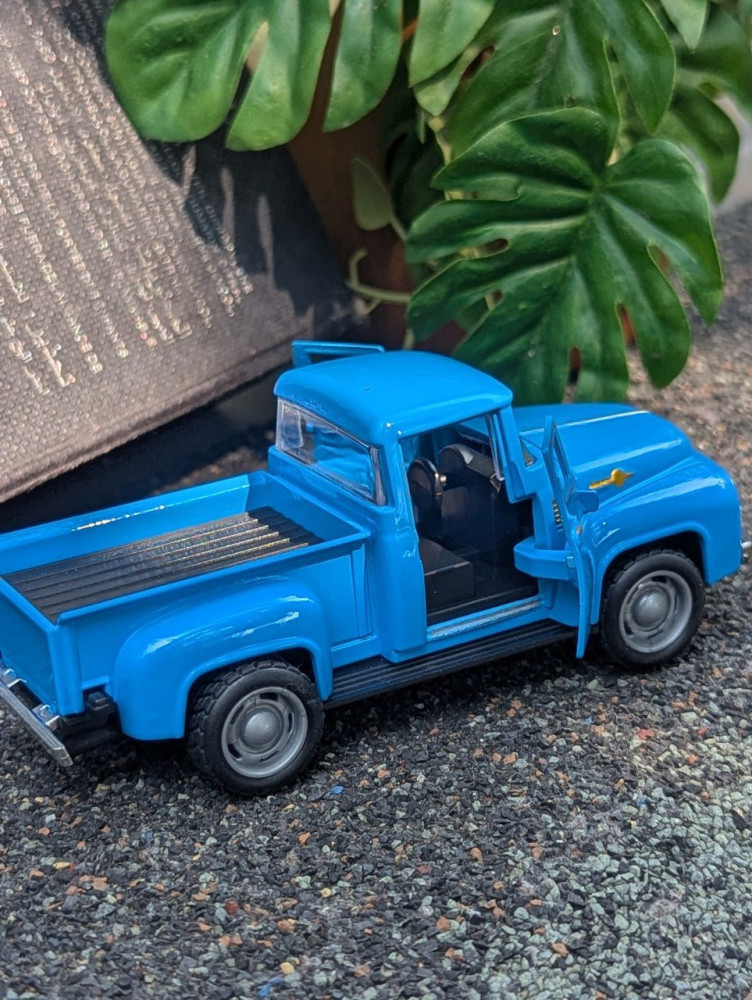 Cruise in retro style with this diecast Ford F100