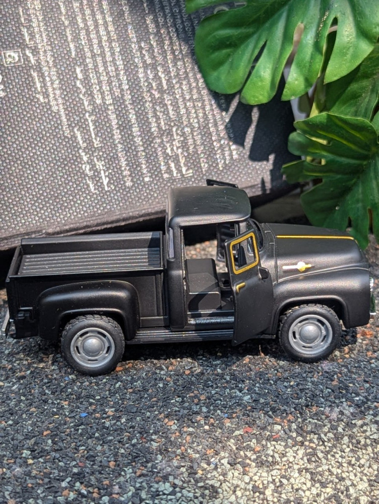 Cruise in retro style with this diecast Ford F100