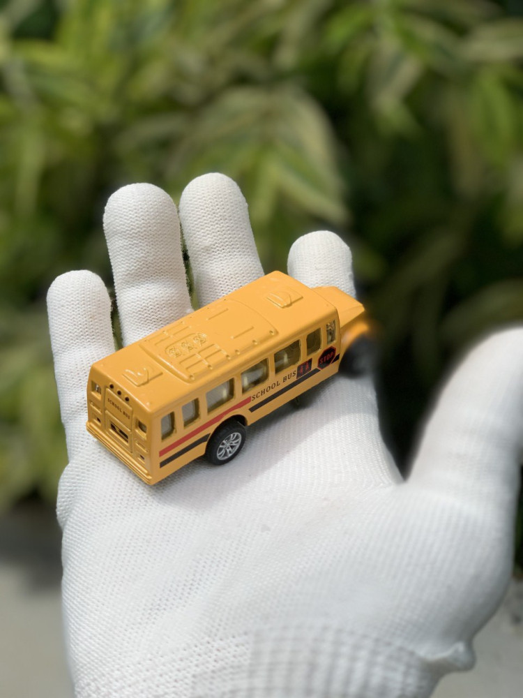 1:64 School Bus Miniature - Classic Yellow Collectible