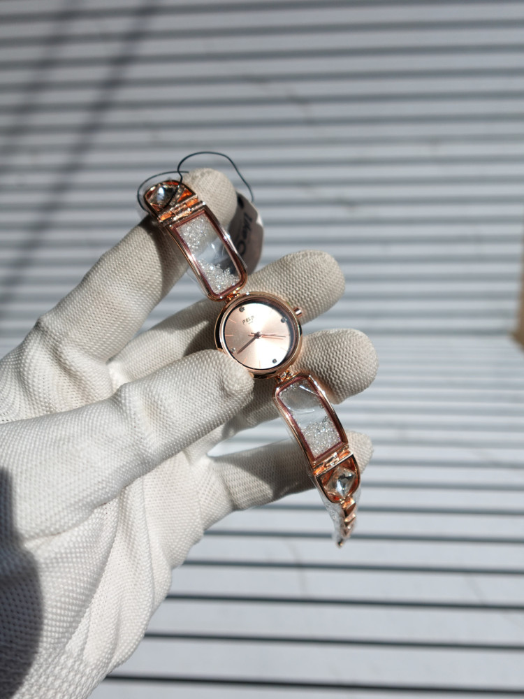 Elegant Rose Gold Magnetic Bracelet Watch for Her – A Statement of Sophistication