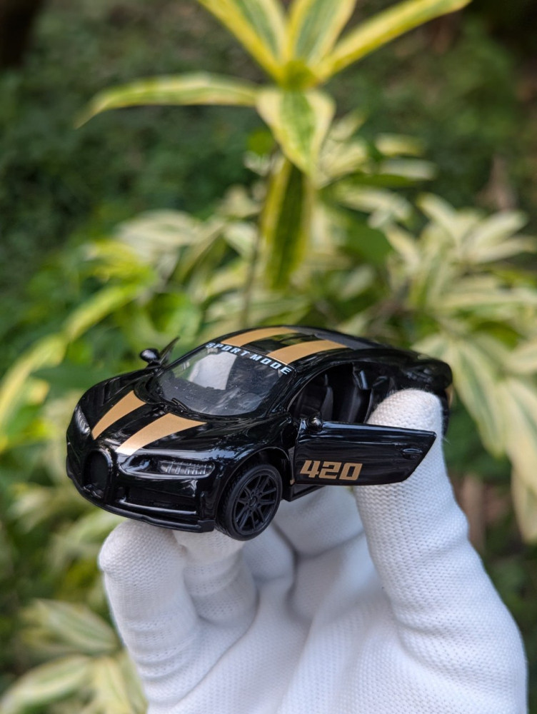 Bring home the hypercar dream with this Bugatti Chiron 1:43 scale miniature