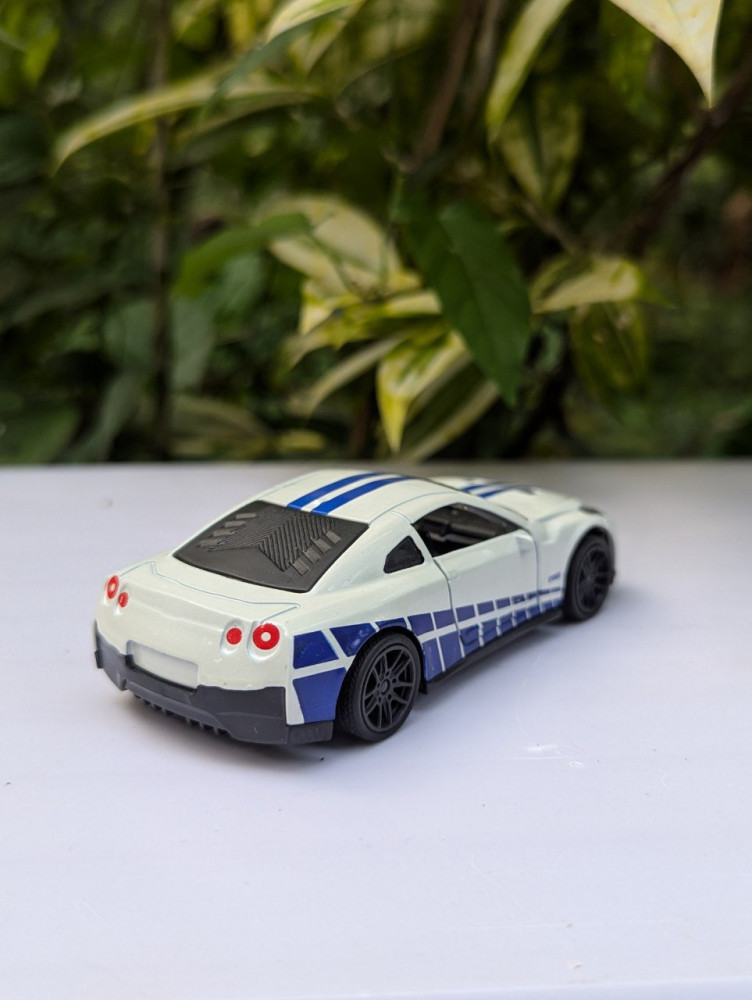 Bring home the legendary Nissan GT-R R35 with this 1:43 scale miniature