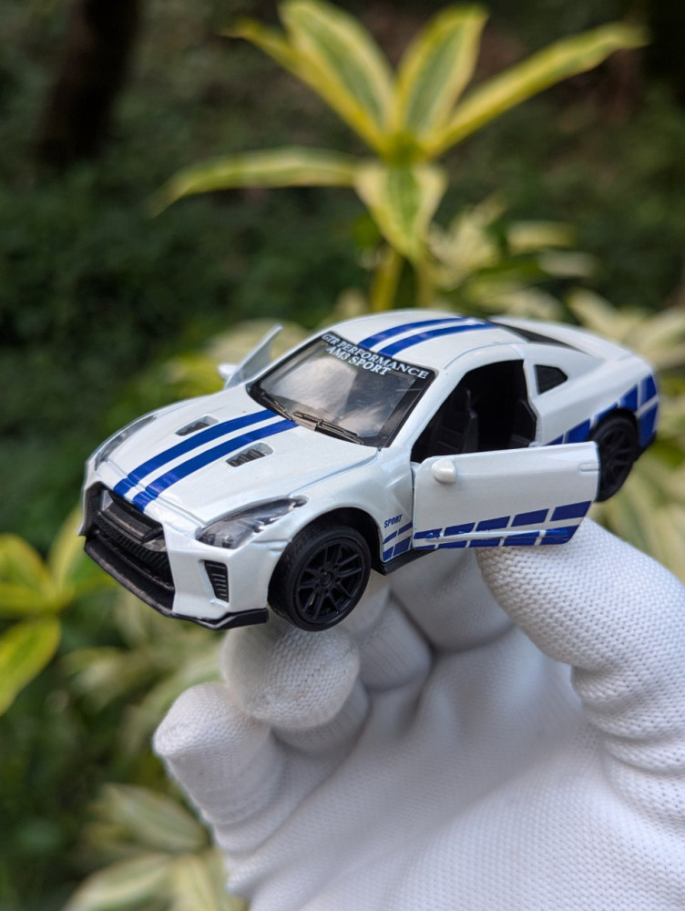 Bring home the legendary Nissan GT-R R35 with this 1:43 scale miniature