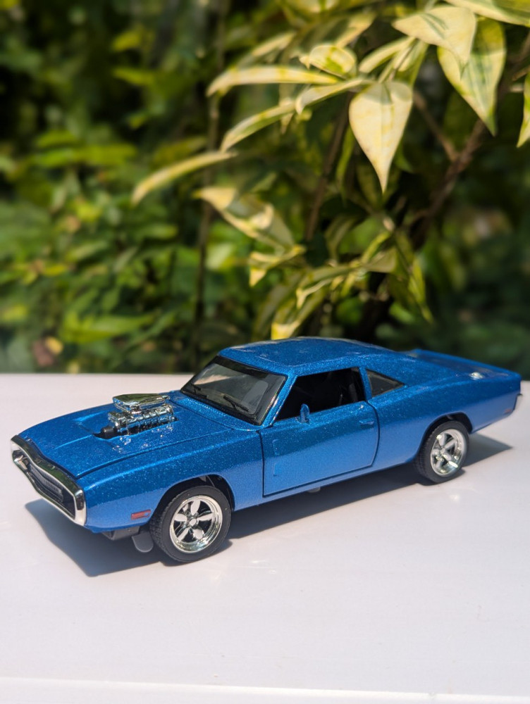 1:32 Dodge Charger - Light Up the Road