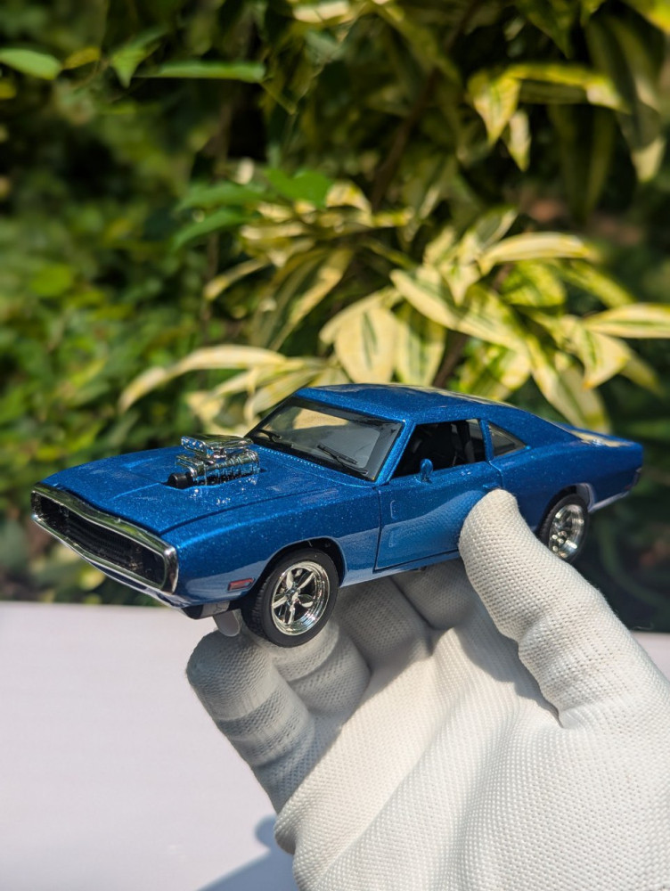 1:32 Dodge Charger - Light Up the Road