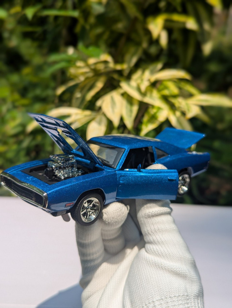 1:32 Dodge Charger - Light Up the Road