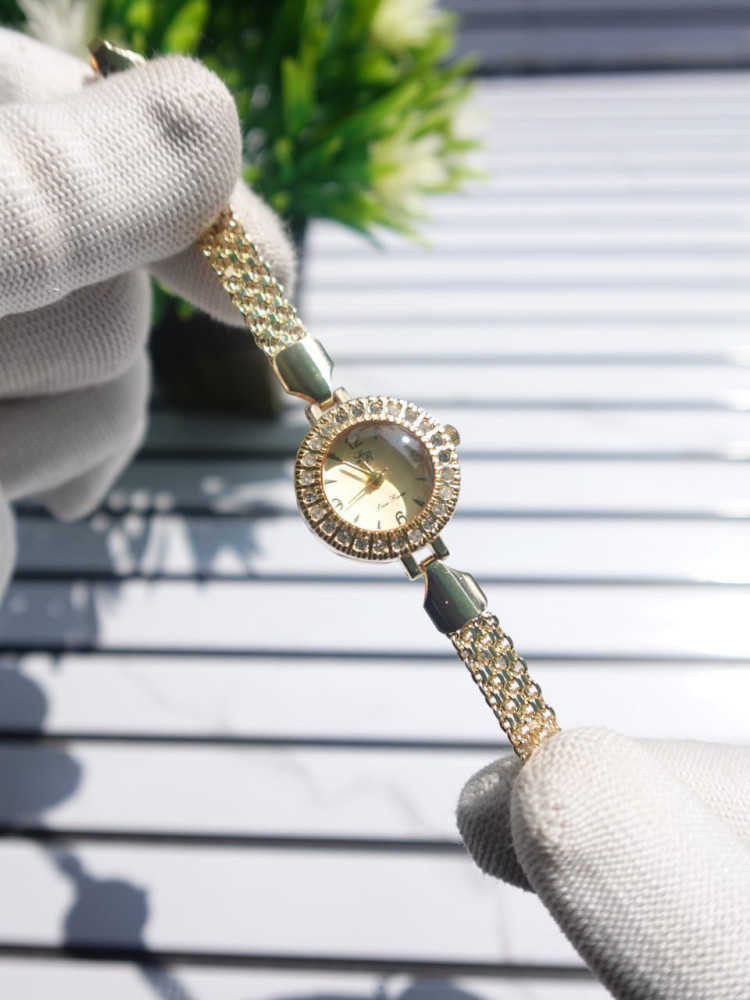 The Ultimate Surprise: Elegant Bracelet Watch & Premium Necklace Combo