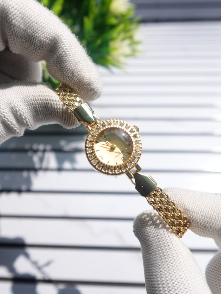 The Ultimate Surprise: Elegant Bracelet Watch & Premium Necklace Combo