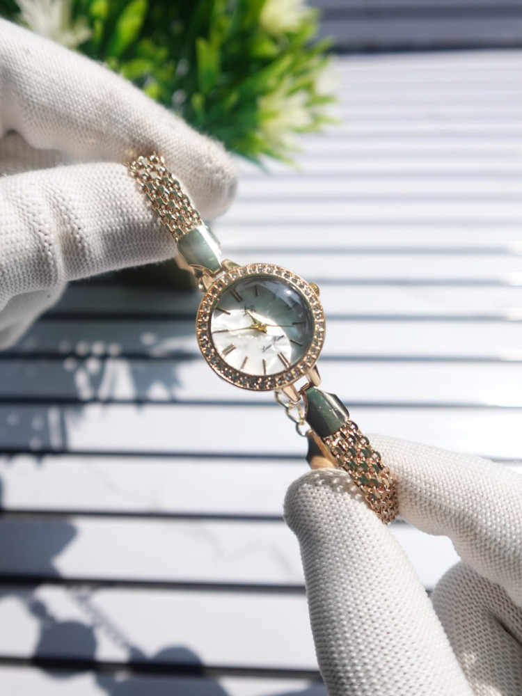 The Ultimate Surprise: Elegant Bracelet Watch & Premium Necklace Combo