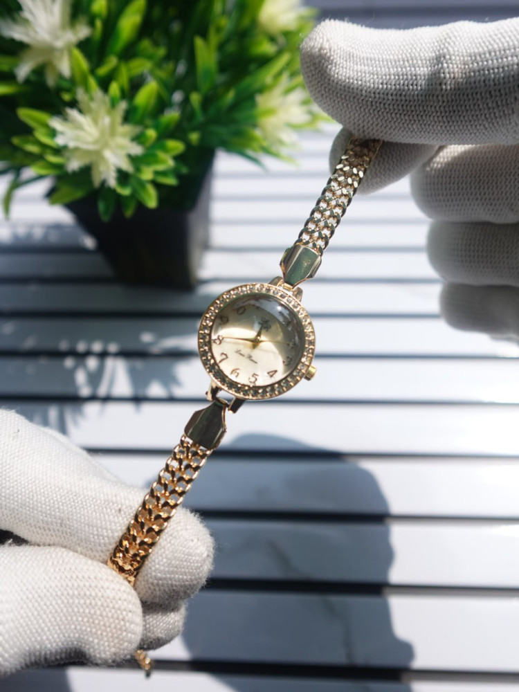 The Ultimate Surprise: Elegant Bracelet Watch & Premium Necklace Combo