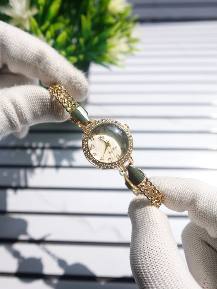 The Ultimate Surprise: Elegant Bracelet Watch & Premium Necklace Combo