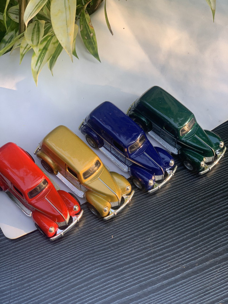 Step back in time with this 1:43 scale Ford sedan delivery Vintage metal car