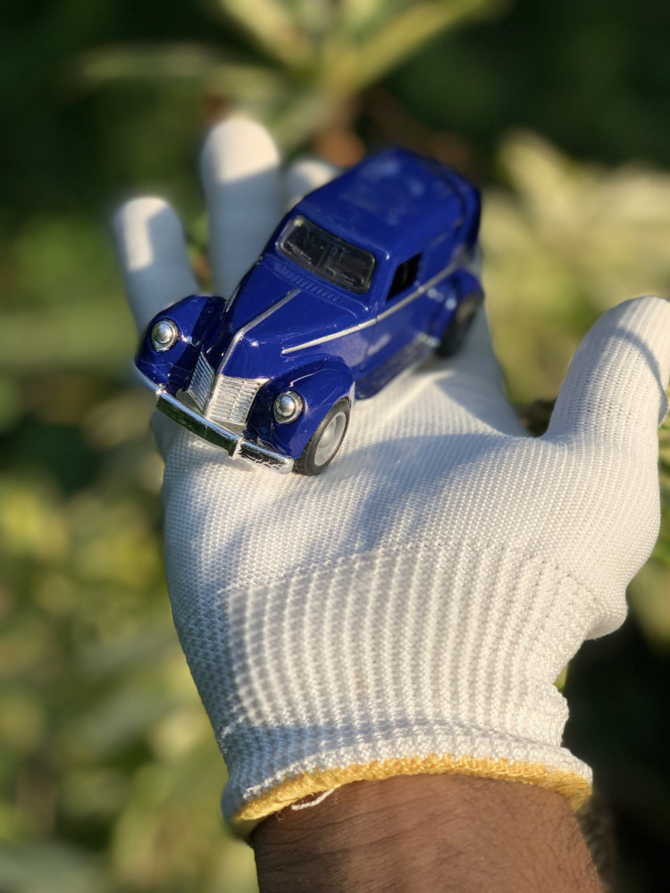 Step back in time with this 1:43 scale Ford sedan delivery Vintage metal car