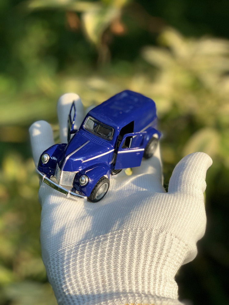 Step back in time with this 1:43 scale Ford sedan delivery Vintage metal car