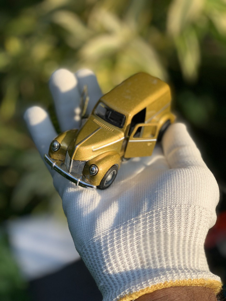 Step back in time with this 1:43 scale Ford sedan delivery Vintage metal car