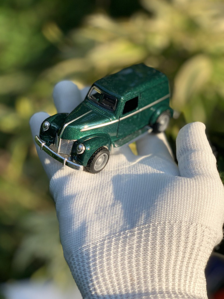 Step back in time with this 1:43 scale Ford sedan delivery Vintage metal car