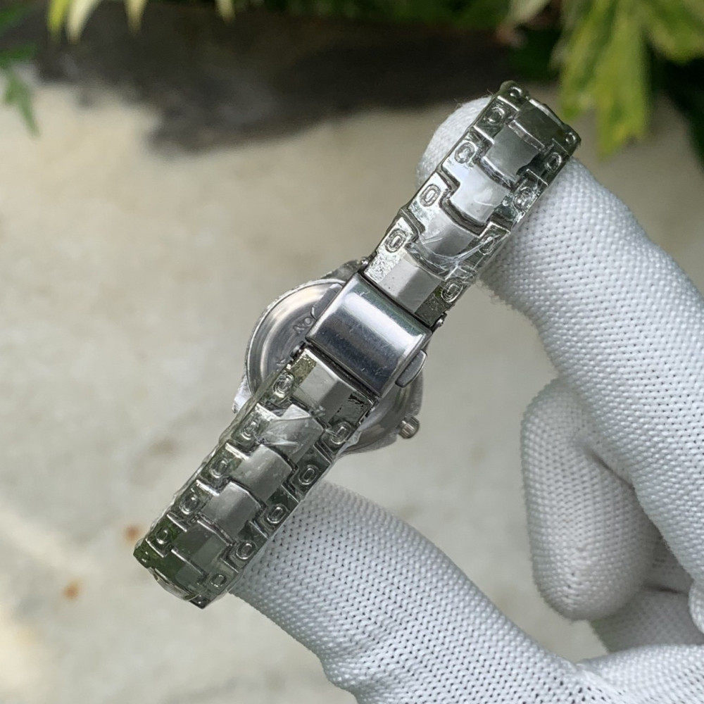 Elegant Silver Analog Watch - Premium Design for Girls, Affordable Chic