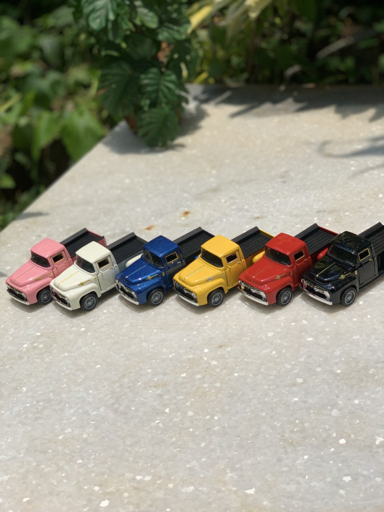 Cruise in retro style with this diecast Ford F100 1:36 Scale