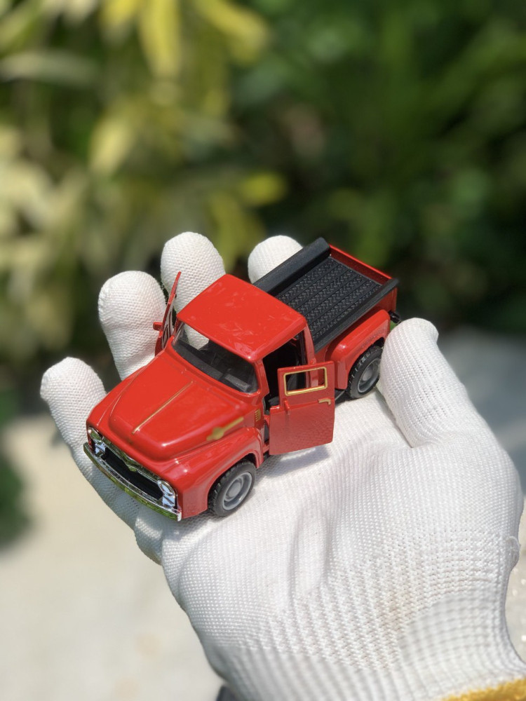 Cruise in retro style with this diecast Ford F100 1:36 Scale