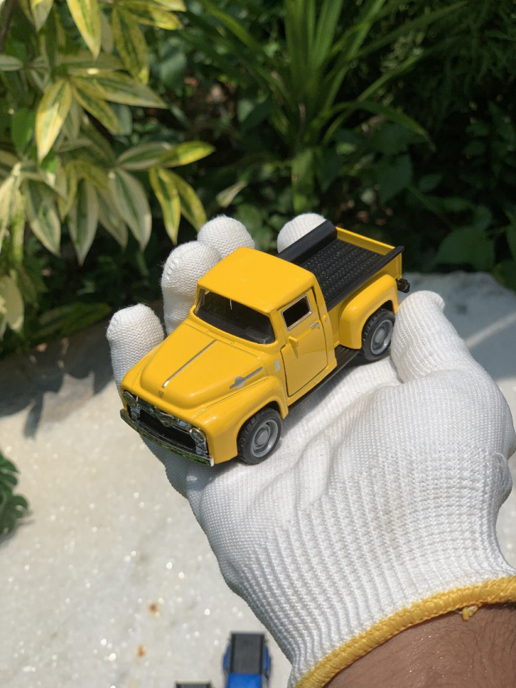 Cruise in retro style with this diecast Ford F100 1:36 Scale