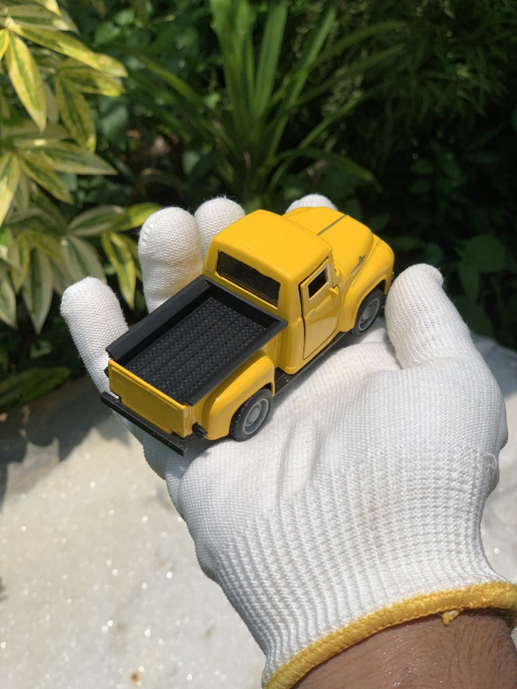 Cruise in retro style with this diecast Ford F100 1:36 Scale