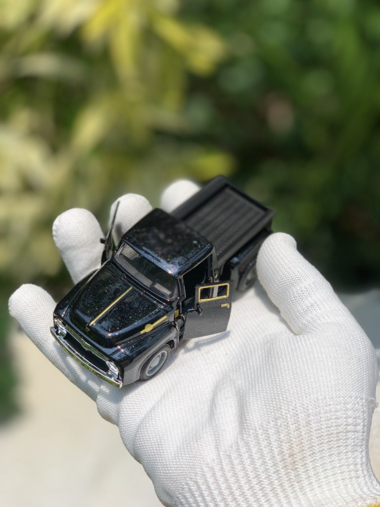 Cruise in retro style with this diecast Ford F100 1:36 Scale