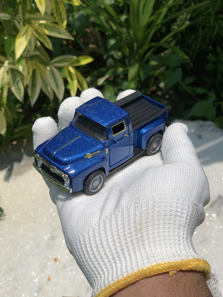 Cruise in retro style with this diecast Ford F100 1:36 Scale