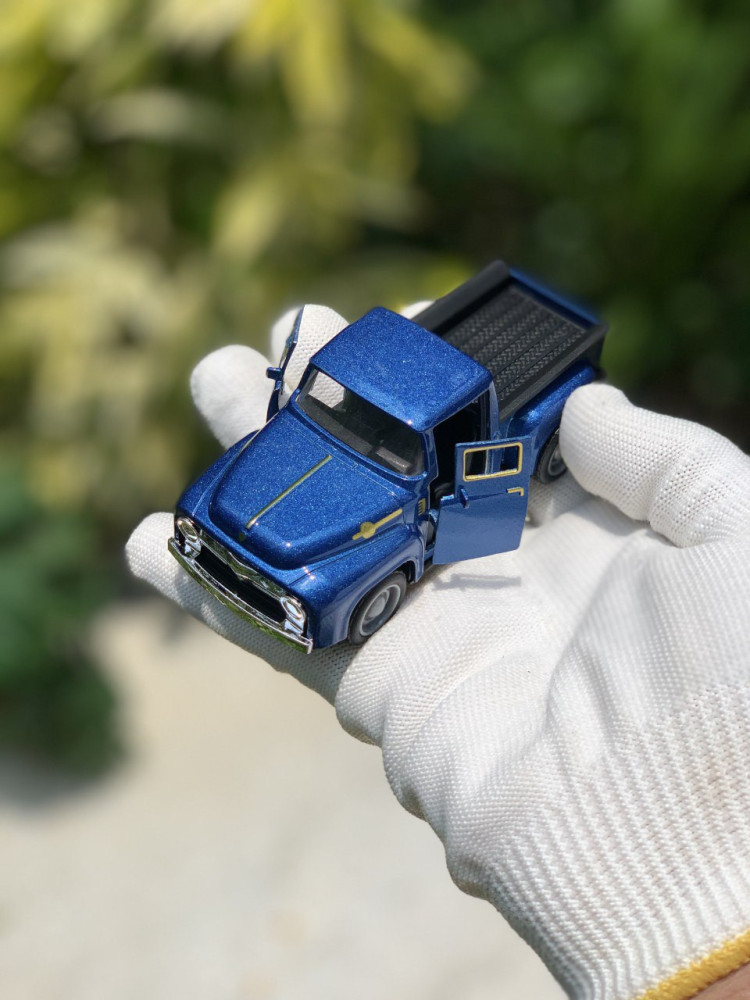 Cruise in retro style with this diecast Ford F100 1:36 Scale