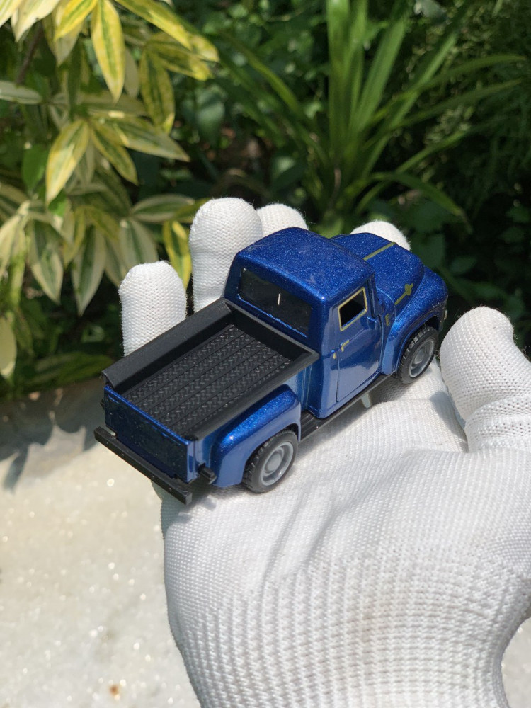 Cruise in retro style with this diecast Ford F100 1:36 Scale