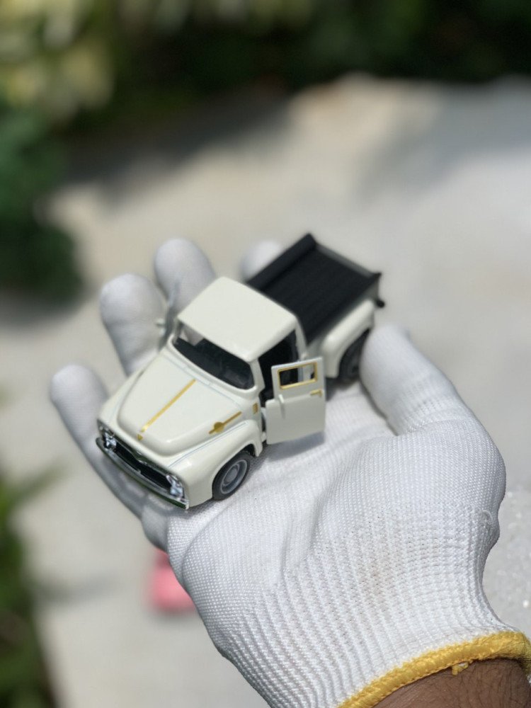 Cruise in retro style with this diecast Ford F100 1:36 Scale