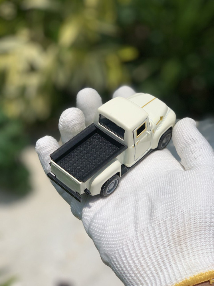 Cruise in retro style with this diecast Ford F100 1:36 Scale