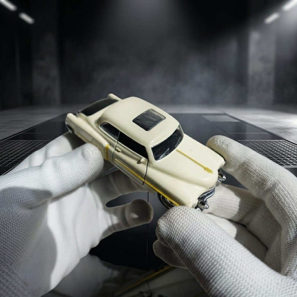 Classic Vintage Luxury: 1:36 Scale Cadillac Diecast Miniature Elegant Pearl Cream White