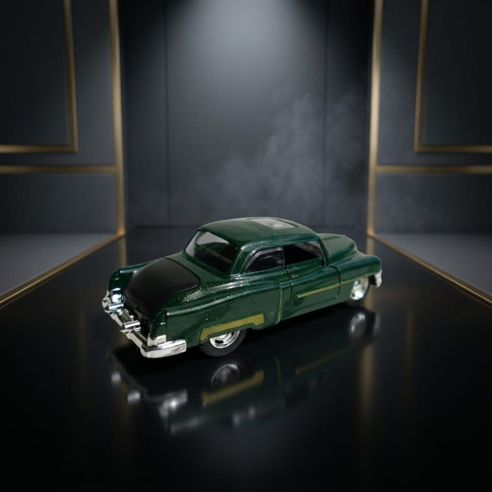 Classic Vintage Luxury: 1:36 Scale Cadillac Diecast Miniature Car Deep Forest Emerald Green