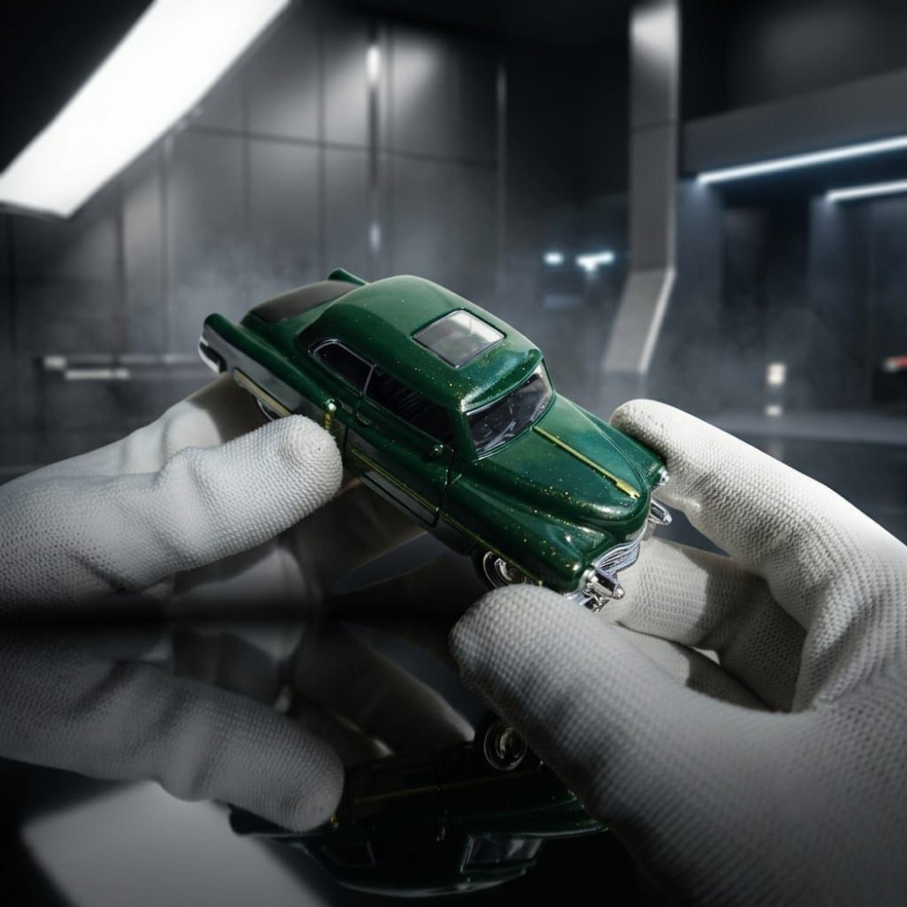 Classic Vintage Luxury: 1:36 Scale Cadillac Diecast Miniature Car Deep Forest Emerald Green