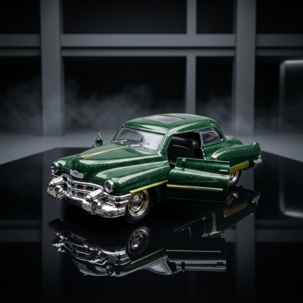 Classic Vintage Luxury: 1:36 Scale Cadillac Diecast Miniature Car Deep Forest Emerald Green