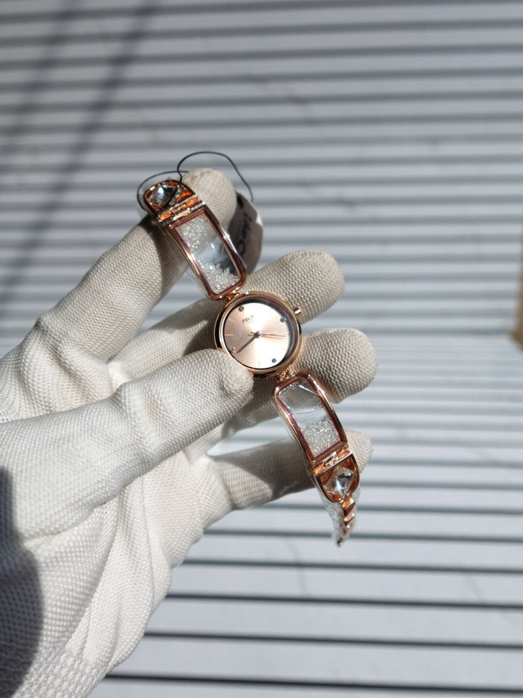 Elegant Rose Gold Magnetic Bracelet Watch for Her – A Statement of Sophistication