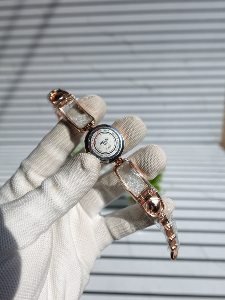 Elegant Rose Gold Magnetic Bracelet Watch for Her – A Statement of Sophistication