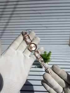 Elegant Rose Gold Magnetic Bracelet Watch for Her – A Statement of Sophistication